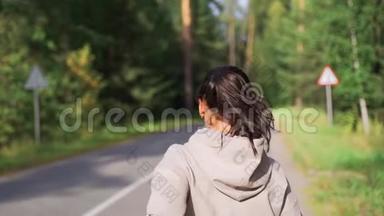 跑步的女人在公园里跑步。 在公园里的马路和街道上奔跑的女慢跑者。 跑步者做户外有氧运动